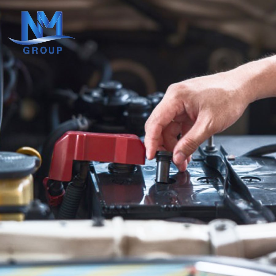 bình ắc quy xe nâng điên bị cháy bốc mùi
