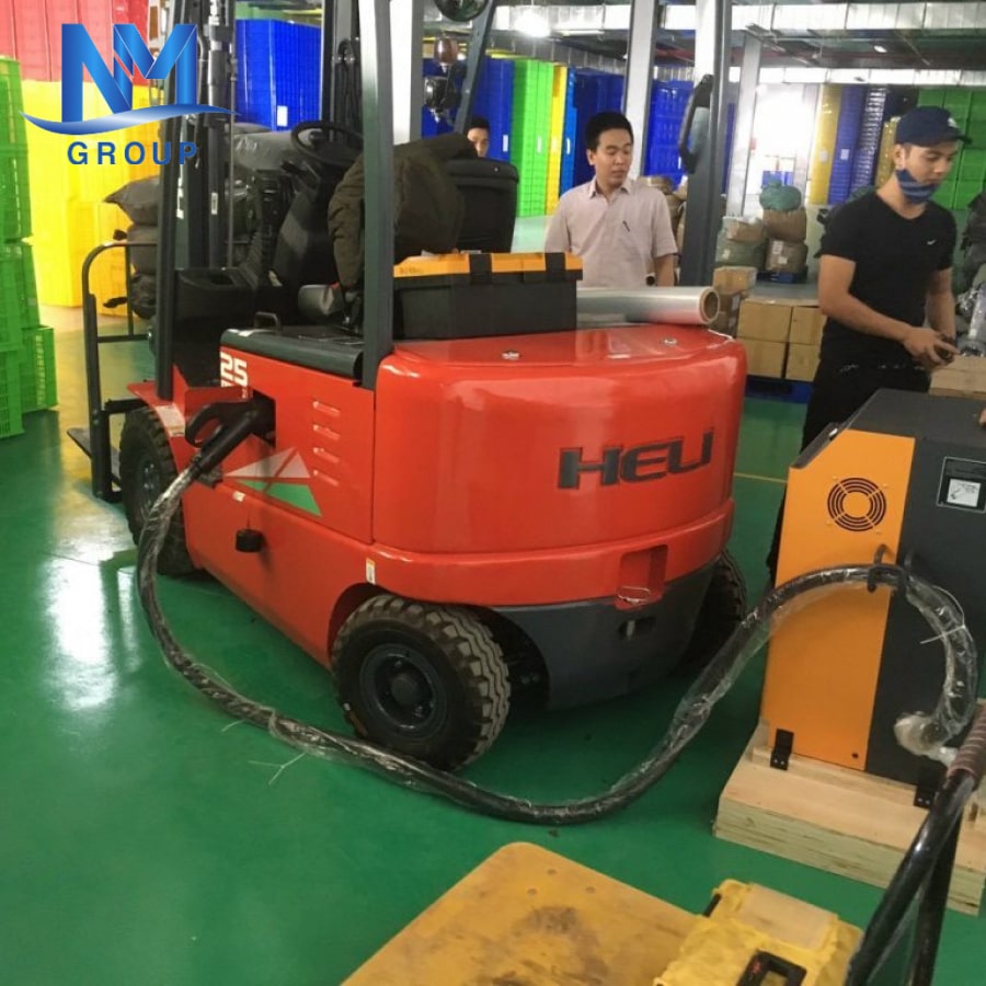 nổ bình ắc quy xe nâng điện
